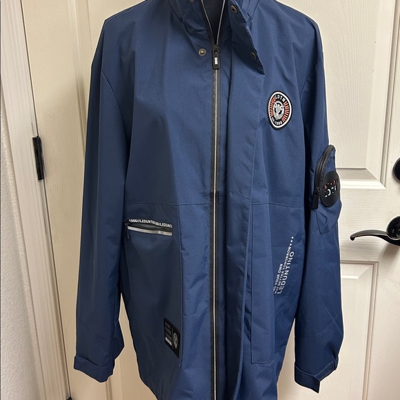 Leduntino Find Your Own Way Windbreaker Hooded Waterproof Jacket Blue
Large, EUC - Picture 12 of 14